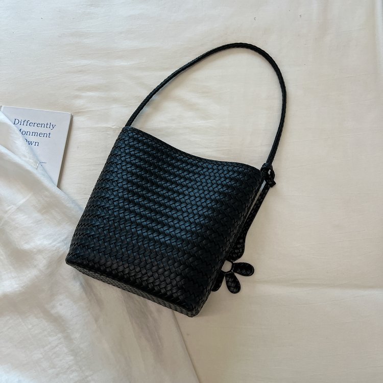 Wholesale Women’s Woven Shoulder Bag for Casual Everyday Use