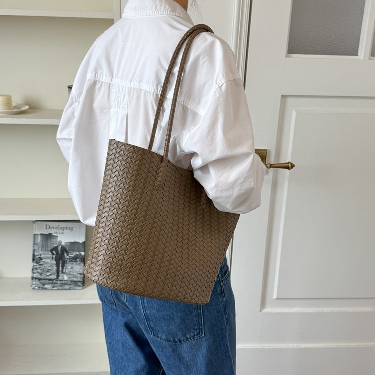 Women’s Woven Shoulder Tote Bag for Everyday Use