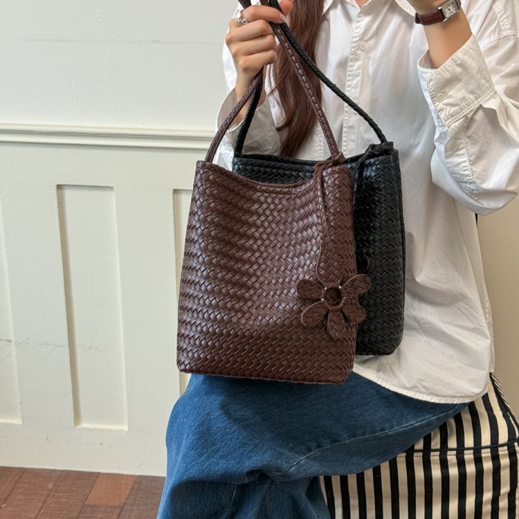 Wholesale Women’s Woven Shoulder Bag for Casual Everyday Use