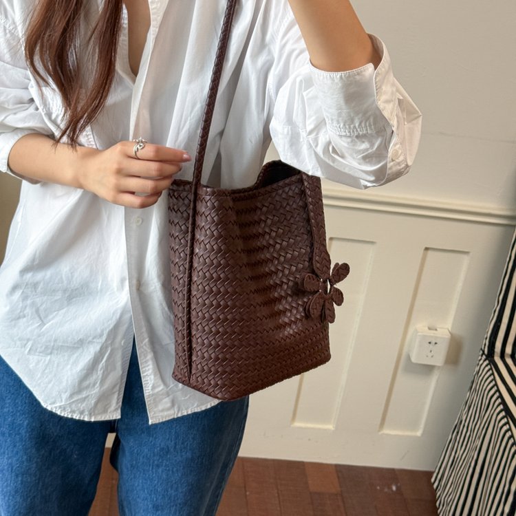 Wholesale Women’s Woven Shoulder Bag for Casual Everyday Use